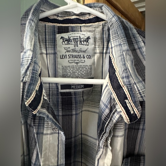 Levi’s button/snap down shirt - Picture 2 of 4